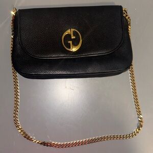 100% Authentic Women’s Gucci VINTAGE Cross Body Bag . GREAT CONDITION .